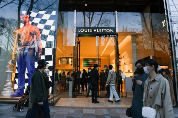 <p>Mercado del lujo pierde brillo: LVMH y Hermès provocan caída bursátil de US$ 30 mil millones al sector</p>