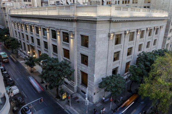 <p>Banco Central advierte en IEF: recrudecimiento del escenario internacional, niveles de endeudamiento al alza y estrechez en los hogares</p>