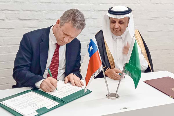 <p>El ministro Juan Carlos Muñoz y el Viceministro de Transporte y Servicios Logísticos del Reino de Arabia Saudita, Dr. Rumaih M. Al-Rumaih.</p>
