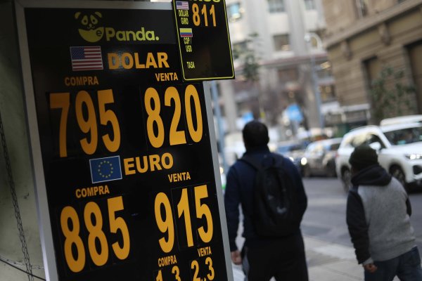Dólar modera alza y sube $4,8, pero sigue presionado por requerimiento de capital a banca nacional y escenario externo