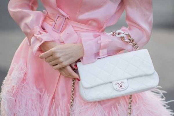 <p>Inflación de lujo: las carteras de más de $8 millones de Chanel podrían subir más</p>