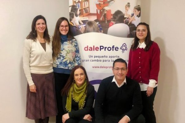 <p>Francisca Medeiros (izquierda) junto con el equipo de DaleProfe.</p>
