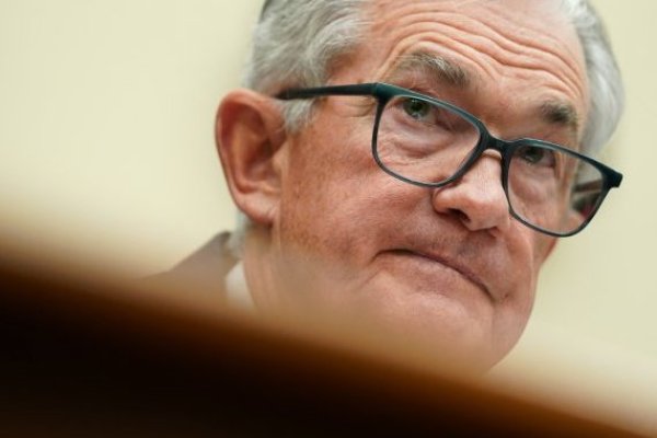 <p>La posibilidad de una pausa de la Fed en aumentos de tasas se tambalea tras robustos datos de EEUU</p>