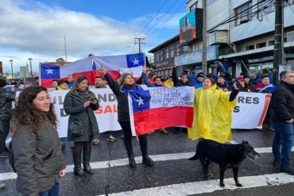 <p>Masivas movilizaciones de trabajadores salmoneros contra proyecto de áreas protegidas: advierten "desastre social y económico"</p>