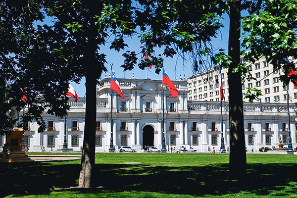 Número de funcionarios del Gobierno crece a marzo, pero menos que promedio histórico