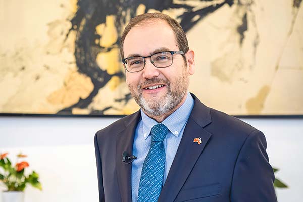 <p>Mauricio Hurtado, embajador de Chile en China: “Los ojos (de China) están puestos en nuestro país, como aliado estratégico”</p>