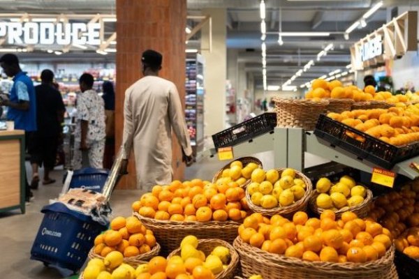 <p>El costo mundial de los alimentos cae en mayo a un mínimo en dos años, pero baja tarda en llegar a consumidores</p>