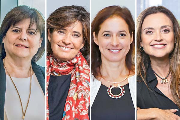<p>Jacqueline Balbontín, vicepresidenta de gestión de personas de Scotiabank. Ana Dorrego, directora de banco Santander. Manuela Sánchez, directora de BCI. Marcela Jiménez, gerenta corporativa de personas de Itaú.</p>