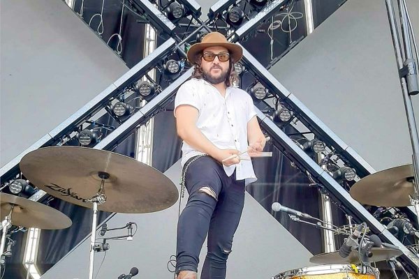 El baterista chileno que acompaña a Manuel Carrasco en los conciertos más multitudinarios de España