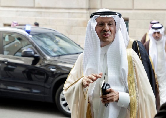 <p>El ministro de Energía de Arabia Saudita, el príncipe Abdulaziz bin Salman, llegando a la reunión de la OPEC en Viena. Reuters</p>