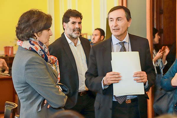 <p>La ministra de Salud, Ximena Aguilera, y el presidente de la Asociación de Isapres, Gonzalo Simon, ayer en la Comisión de Salud del Senado. Fotos: Julio Castro</p>