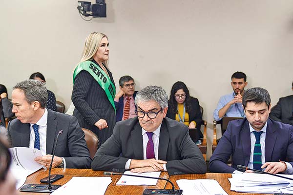 Sexto retiro: en una tensa sesión, la Comisión de Constitución de la Cámara rechazó por amplio margen el proyecto