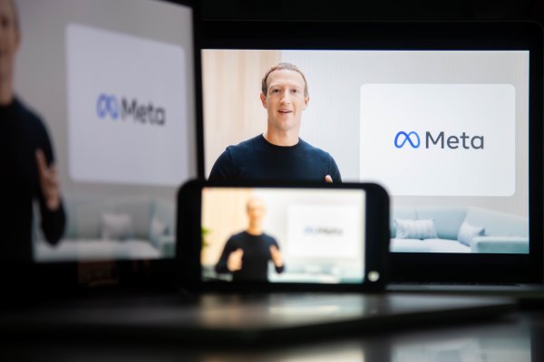 Tras terminar la última ronda de despidos en Meta, Zuckerberg aborda productos de IA para tranquilizar a empleados