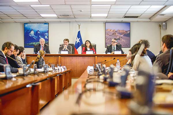 Gobierno presenta ante gremios y embajadores medidas para la transición energética