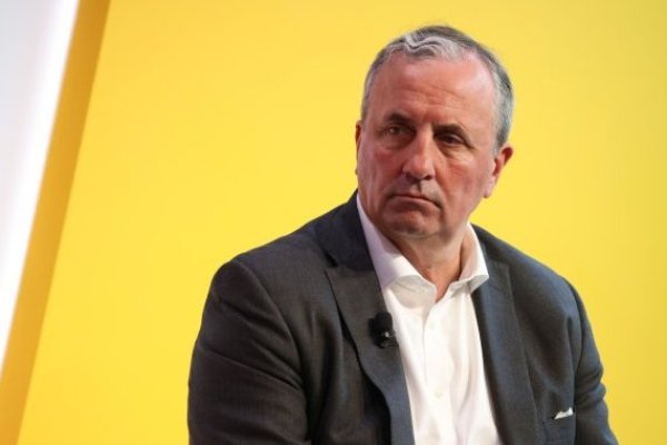 <p>El jefe de EY, Carmine Di Sibio, anuncia que se retirará tras el fracaso del plan de división</p>