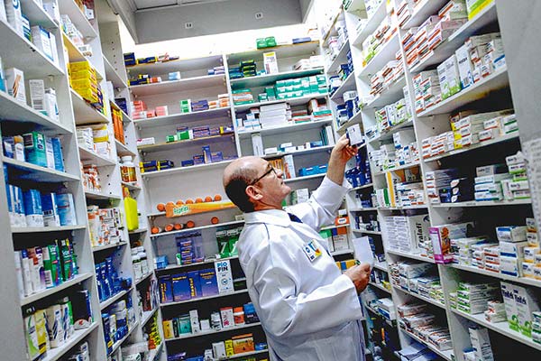 <p>Farmacéuticos v/s DT: laboratorios piden a la justicia que sus trabajadores queden fuera del descanso compensatorio tras la pandemia</p>