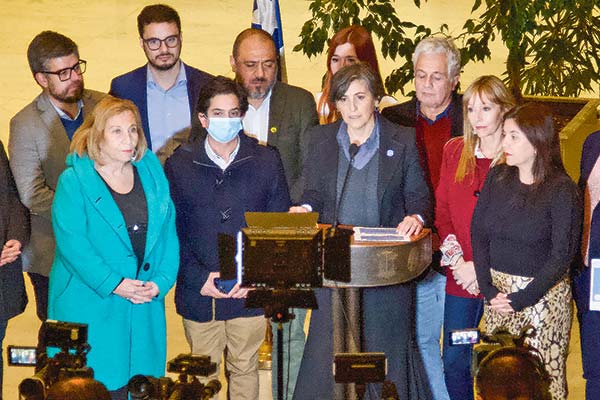 <p>Gobierno acepta la renuncia de subsecretario Araos en medio de polémica por gestión en crisis del virus sincicial</p>