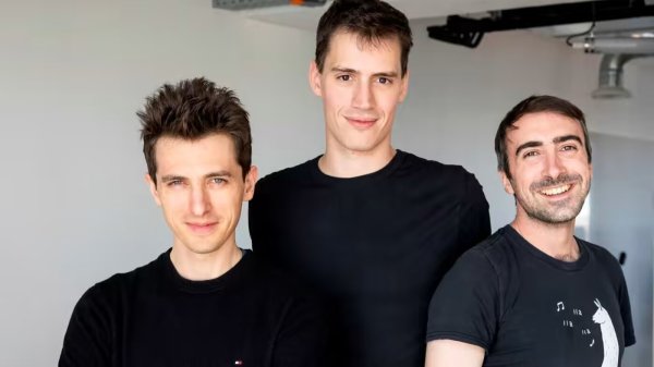 <p>Los cofundadores de Mistral AI, Guillaume Lample (izquierda), Arthur Mensch y Timothée Lacroix, son antiguos empleados de los grandes grupos tecnológicos Meta y Google.</p>