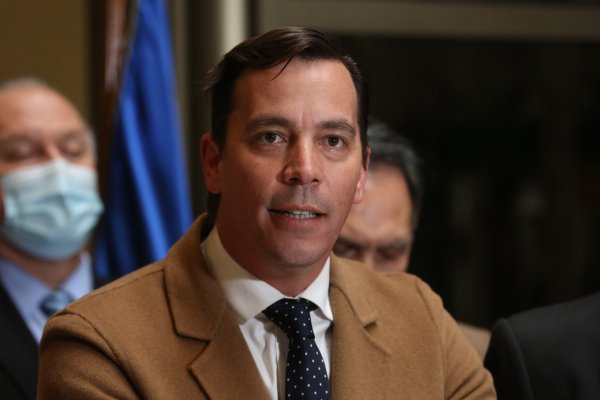 Cristián Labbé (UDI): “Yo preguntaría al PC si le parece bien que el Presidente esté negociando una tributaria con los empresarios”