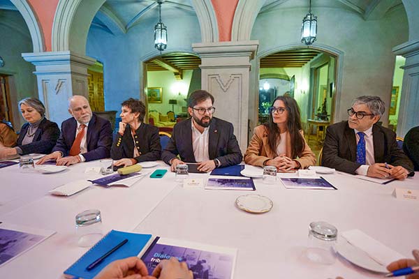 Cumbre en Cerro Castillo: Boric y oficialismo analizan la estrategia para aprobar el pacto fiscal para recaudar 2,7% del PIB