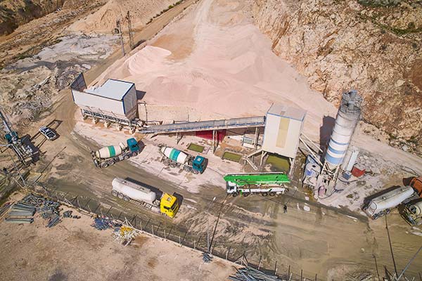 Clasificadoras mantienen puntuación estable de cementeras, pero prevén problemas de despachos y liquidez para este año