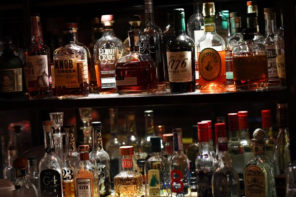 Etiquetas de advertencia en bebidas alcohólicas en Irlanda alarman a la industria mundial