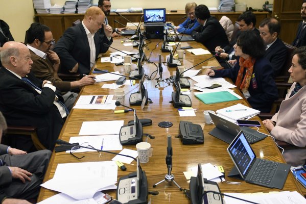 <p>Bajo crecimiento y votación dividida sobre tasas se toma preocupación de senadores ante el IPoM</p>