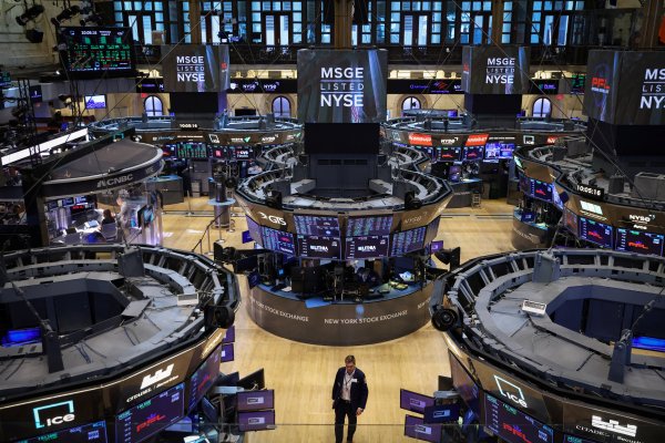<p>Acciones de Wall Street cerraron con caídas después de que Powell advirtiera tasas más altas para frenar la inflación de EEUU</p>