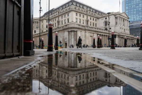 <p>El Banco de Inglaterra intensifica lucha contra la inflación con sorpresiva alza de tasas</p>
