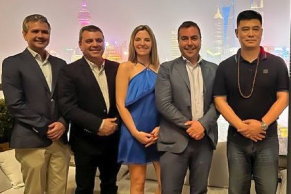 <p>Leonardo Varas CCSS & OPS Manager; Luis Alberto Espinoza CFO; Camila Parker director of HR, Marketing & Comunication; Cristobal Huidobro CEO; y James Yan, general manager China.</p>