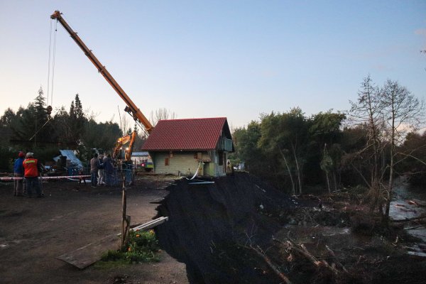 <p>Sistema frontal deja el país con dos fallecidos, casi 20 mil damnificados y severos daños | Minuto a minuto</p>