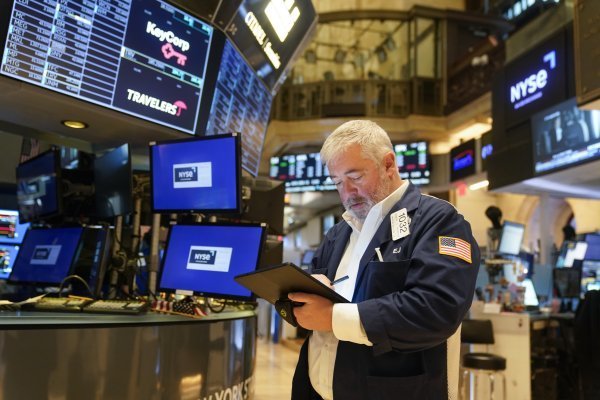 <p>Wall Street cierra en terreno negativo debido a las tensiones en Rusia y las perspectivas del foro de bancos centrales</p>