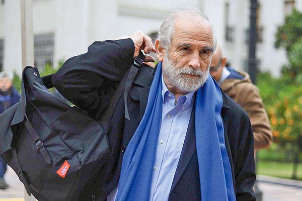 <p>El ministro Montes se reunió ayer con su par de la Segpres, Álvaro Elizalde, en La Moneda. Foto: Agencia Uno</p>