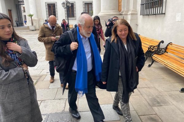 Montes llega a La Moneda y confirma que son seis funcionarios contratados por fundaciones para hacer “seguimiento de proyectos” en el Minvu