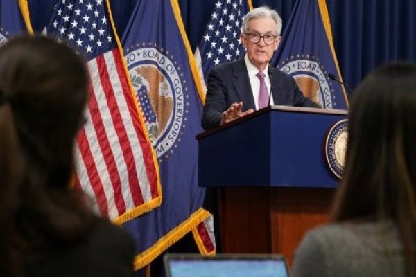 <p>Powell insiste en que antes que termine el año cabe esperar al menos dos alzas de tasas en EEUU</p>