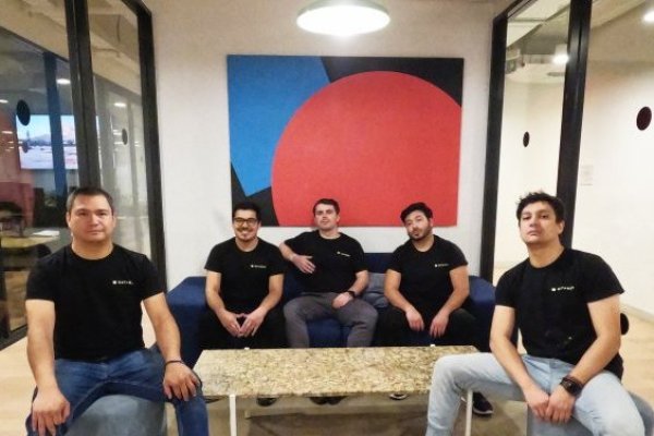 <p>Sergio Olivares, Alejandro López, Nicolás Barrera, Rodrigo Omonte y Matías Gaete, equipo de Databot.</p>