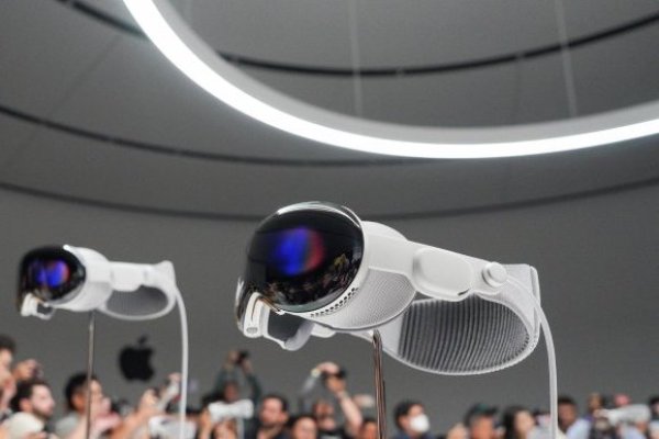 <p>A un mes de su presentación Apple se vio obligada a hacer importantes recortes en los planes de producción de Vision Pro</p>