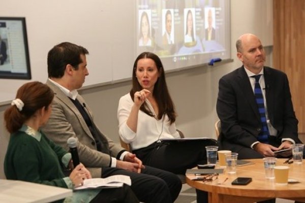 <p>El panel lo encabezó Pedro Luch, junto a Mariana Gómez y Benjamín Grebe. Foto: José Montenegro</p>