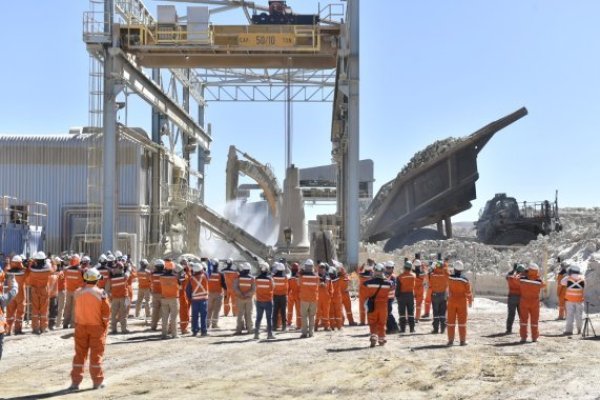 <p>Trabajadores de Cerro Colorado observan la última descarga de material en el chancador, efectuada a mediodía del lunes 3 de julio.</p>