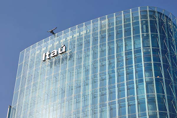 Lo que viene para la acción de Itaú Chile tras la OPA: mercado espera los pasos que se darán desde Brasil