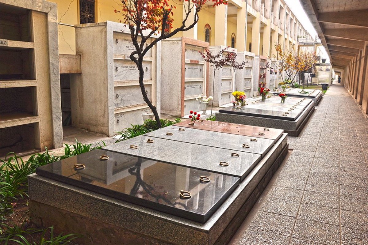 <p>Cementerios Acoger, ligada al Arzobispado, se querella contra de ex gerente general por administración desleal, lavado de activos y negociación incompatible</p>