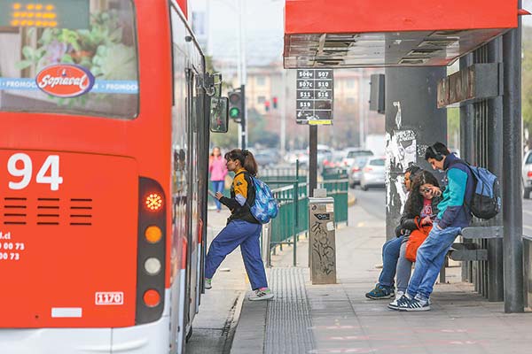 <p>Panel de Expertos de Transantiago ve moderación en factores macroeconómicos y por primera vez la tarifa disminuye</p>