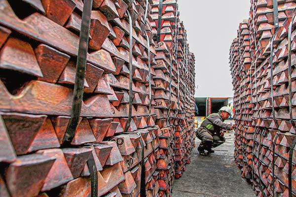 <p>Cobre baja 2,2% por pérdida de impulso de la economía china</p>