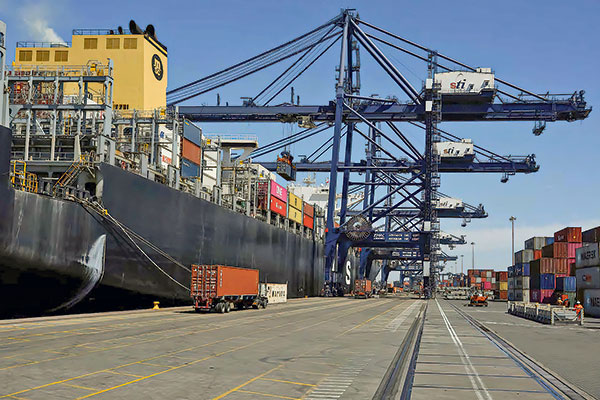 <p>FNE autoriza negocio en el que SAAM traspasará a Hapag Lloyd terminales portuarios y operaciones logísticas</p>
