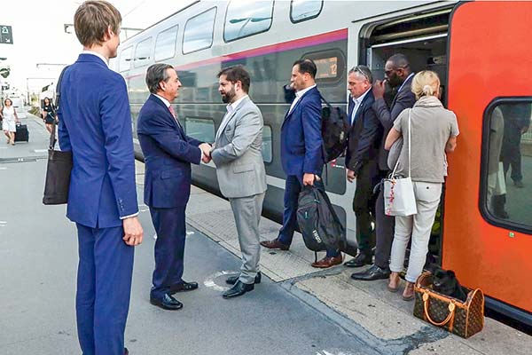 <p>En su llegada a Francia, Boric responde a críticas de Lula: "No me siento ofendido"</p>