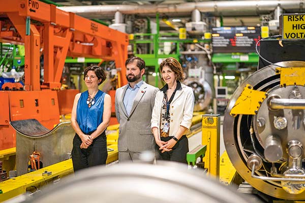 <p>Gira de Boric en Europa: Chile busca transformarse en socio del CERN, el centro de investigación que estudia el origen del universo</p>
