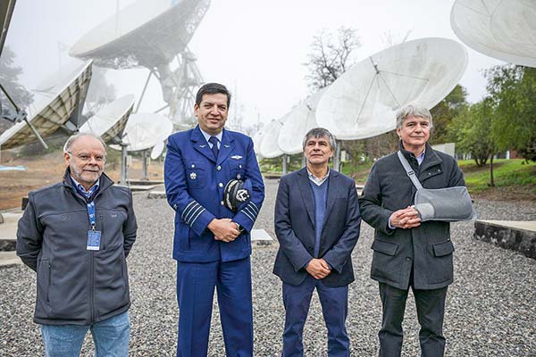 <p>Guillermo Cifuentes especialista de redes satelitales de Entel; coronel Hernán Tello Sepulveda; Claudio Araya, subsecretario de Telecomunicaciones; y Antonio Büchi, gerente general de Entel.</p>