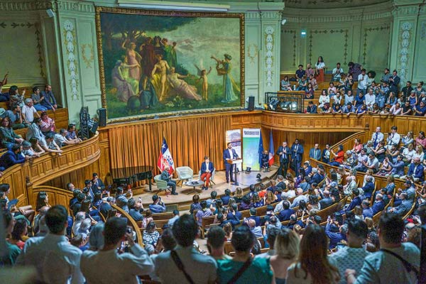 Boric en La Sorbonne: progresismo, Allende y Democracia Viva, pero silencio sobre ministro Jackson y robo de computadores