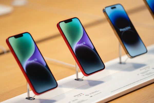 Apple pretende mantener estables los envíos del iPhone pese a las perspectivas de debilidad de la economía en 2023