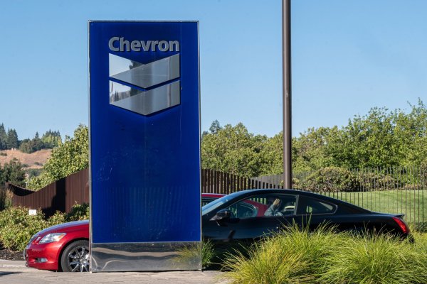 <p>Chevron considera comenzar a producir litio en la última apuesta de las grandes petroleras por los vehículos eléctricos</p>